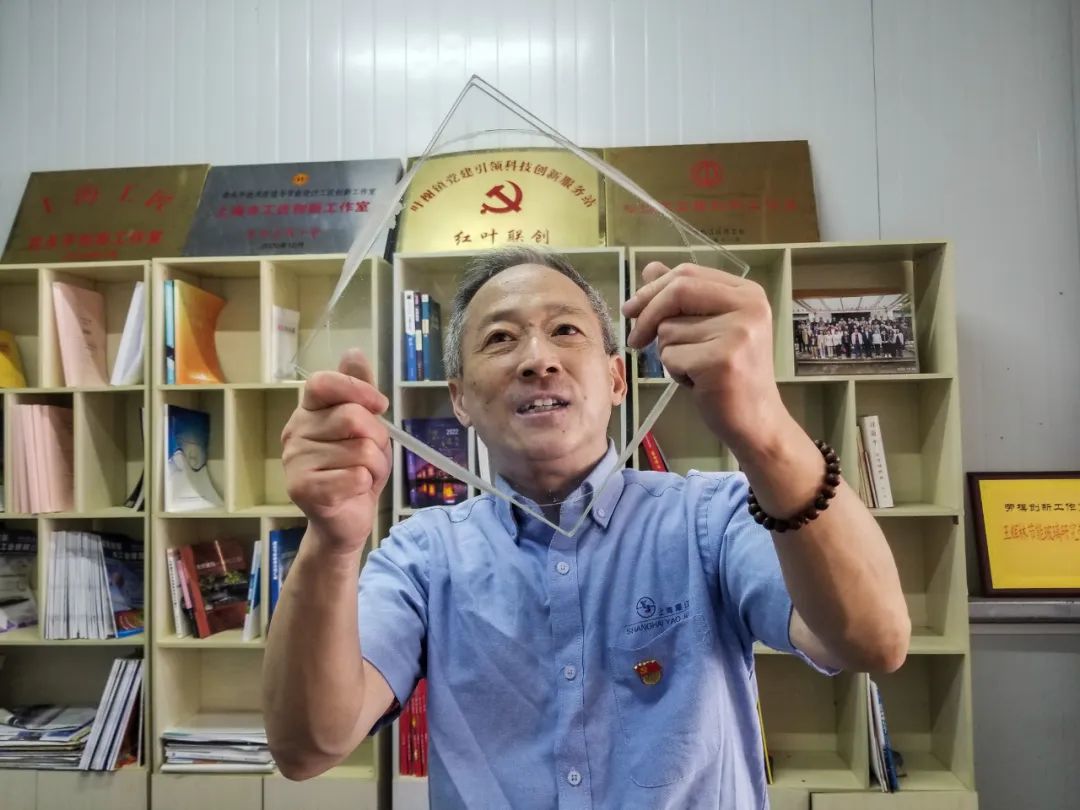 五年攻克玻璃防火阻燃耐火隔热难题，来看松江这位上海劳模的发明之路